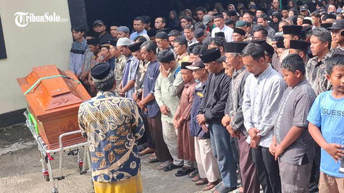 Pelaksanaan-salat-jenazah-terhadap-pensiunan-guru-3.jpg
