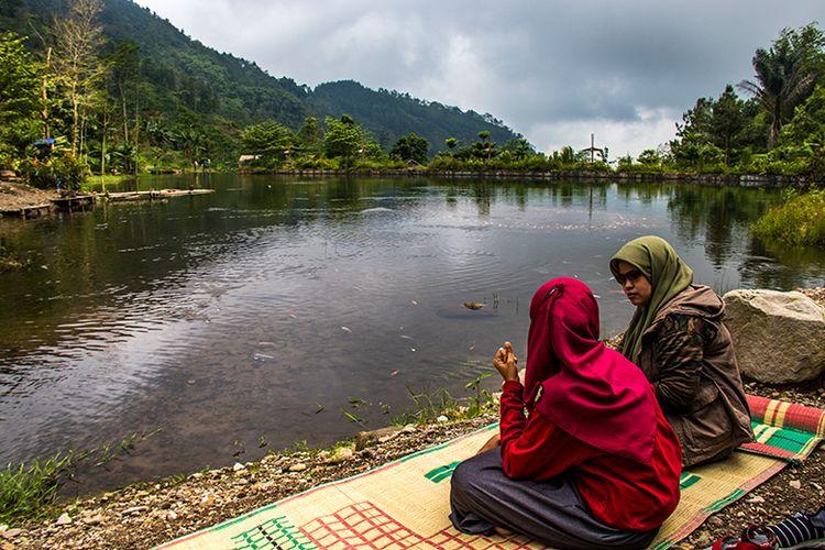 Pelancong-menikmati-suasana-Taman-di-area-Goa-Resi.jpg