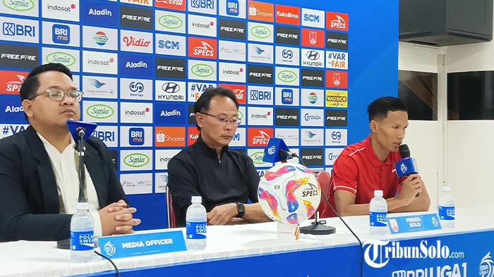 Pelatih-Persis-Solo-Ong-Kim-Swee-OKS-tertunduk-saat-konferensi-pers-pasca-laga-di-Stadion-Manahan.jpg