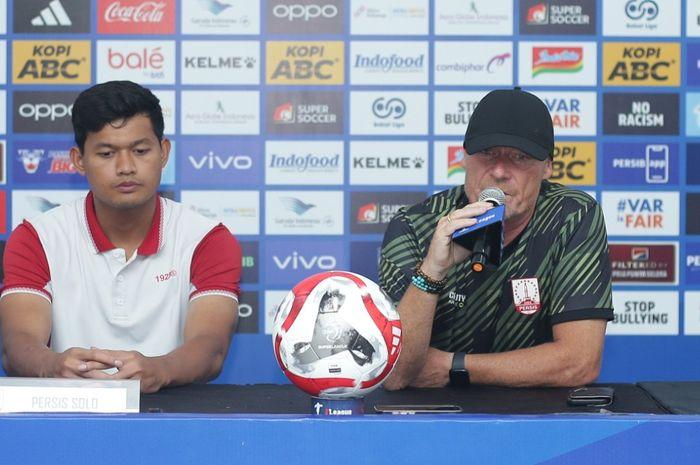 Pelatih-Persis-Solo-Peter-de-Roo-kanan-dan-pemain-M-Riyandi.jpg