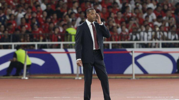 Pelatih-Timnas-Indonesia-Patrick-Kluivert-memberi-instruksi-saat-Timnas-Indonesia-melawan-Bahrain.jpg