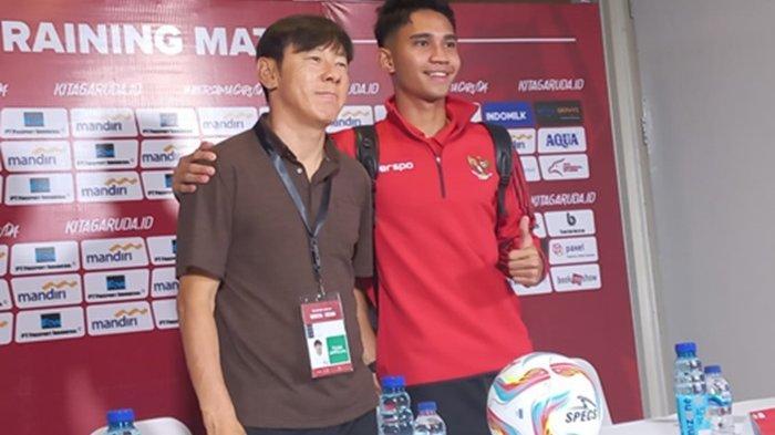 Pelatih-Timnas-Indonesia-Shin-Tae-yong-bersama-pemainnya-Marselino-Ferdinan.jpg