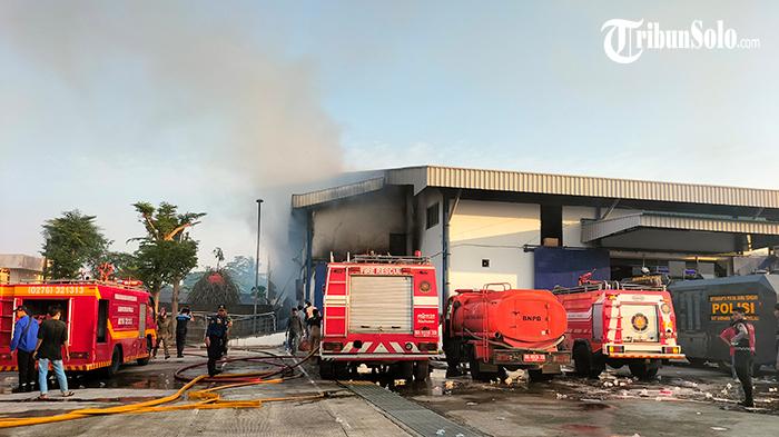 Pemadaman-kebakaran-pabrik-di-Boyolali-2024-1.jpg