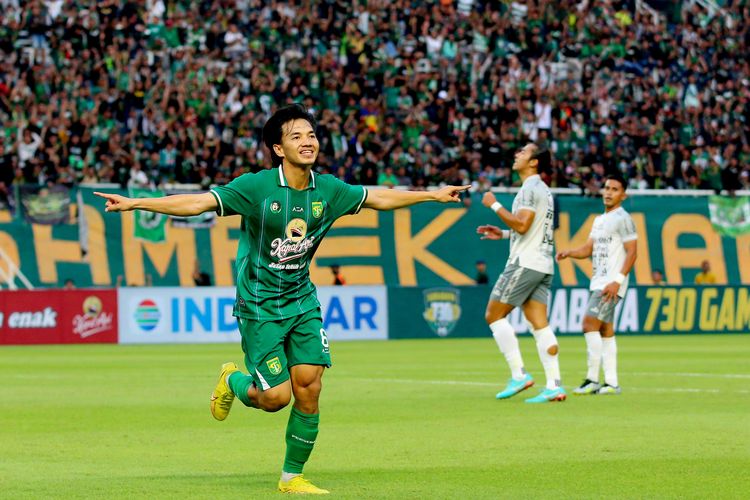 Pemain-Persebaya-Surabaya-M-Iqbal-tengah-selebrasi-seusai-menjebol-gawang.jpg