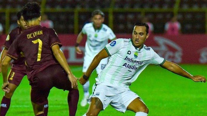 Pemain-Persib-Bandung-Ezra-Walian-kanan-saat-berusaha-merebut-bola.jpg