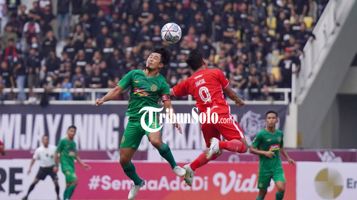 Pemain-Persis-Solo-Samsul-Arif-berduel-di-udara-dengan-pemain-PSS-Sleman-Bagus-Nirwanto.jpg