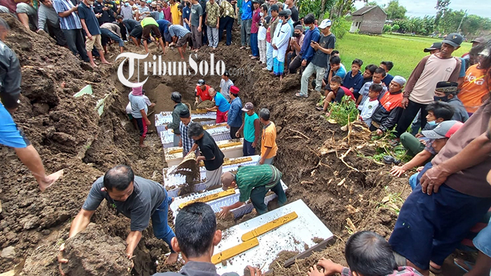 Pemakamanenam-warga-korban-kecelakaan-maut-imogiri.jpg