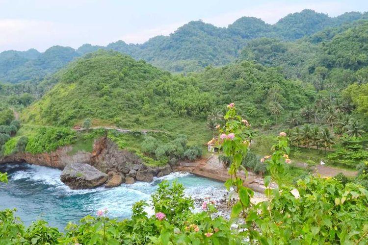 Pemandangan-Pantai-Klotok-dan-bentangan-pegunungan-karst-Gunung-Sewu.jpg