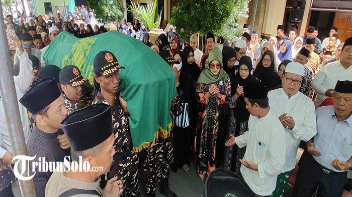 Pemberangkatan-jenazah-Ketua-Takmir-Masjid-Agung-Al-Aqsha-Klaten-KH-Mustari.jpg