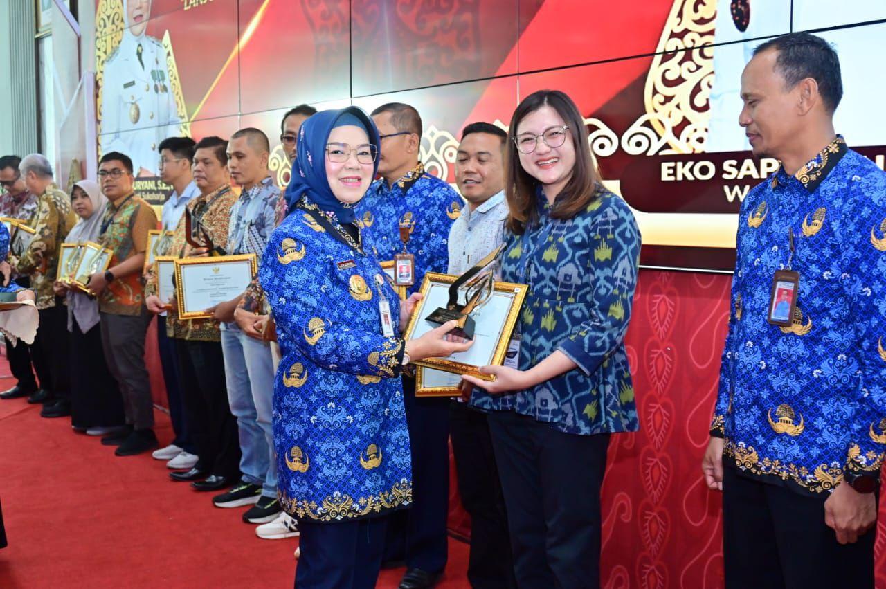 Pemberian-penghargaan-oleh-bupati-sukoharjo.jpg