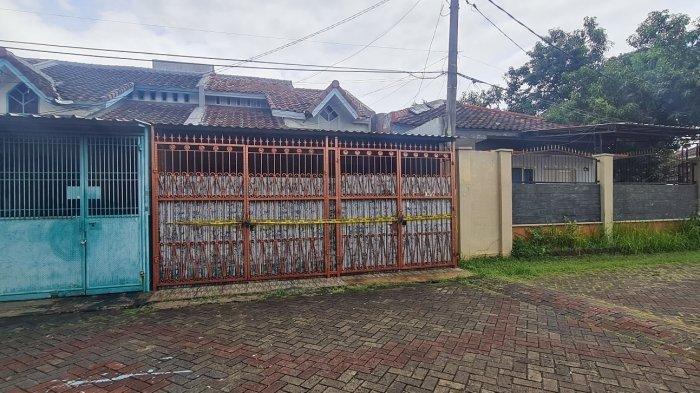Penampakan-bagian-depan-rumah-ditemukannya-jasad-satu-keluarga.jpg