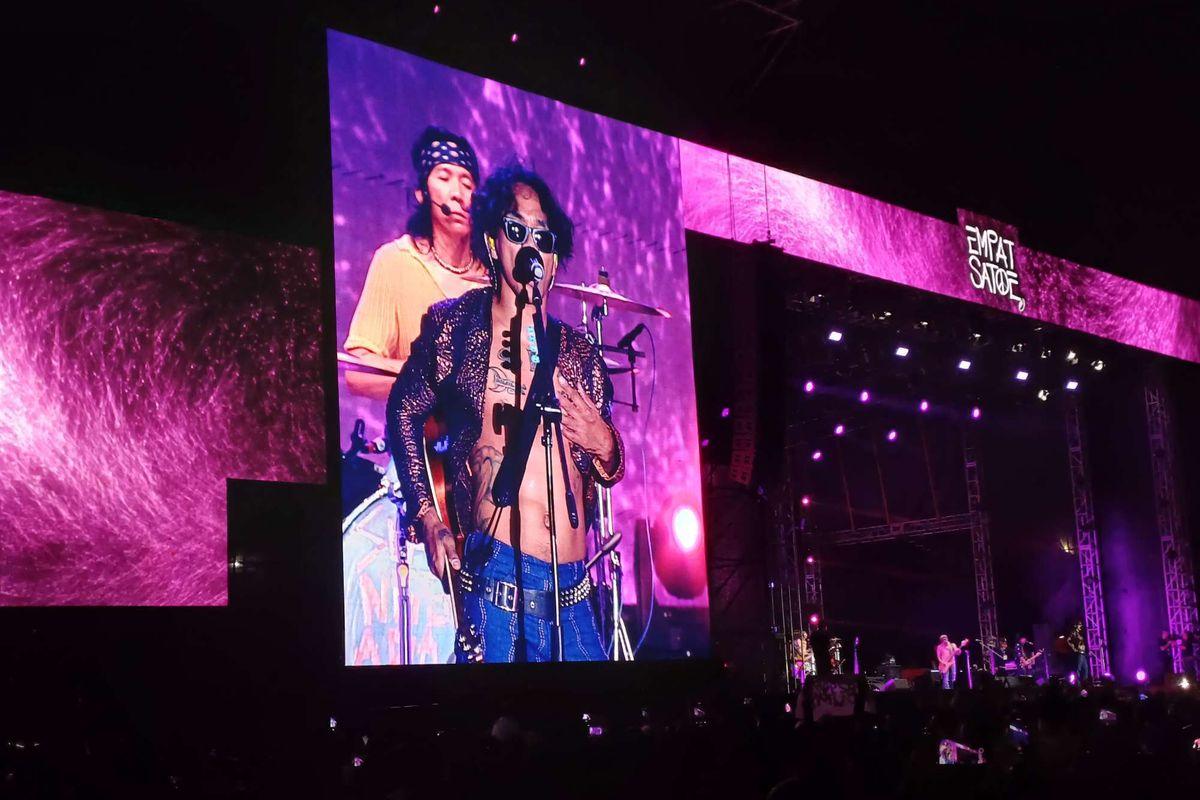 Penampilan-Slank-di-Konser-Pasar-Malam-Empat-Satoe.jpg
