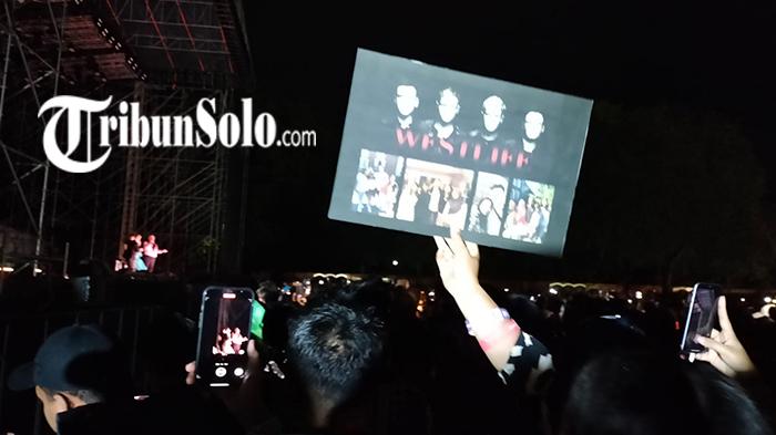 Penampilan-Westlife-saat-menggelar-konser-di-Candi-Prambanan-Kabupaten-Sleman-DI-Yogyakarta.jpg
