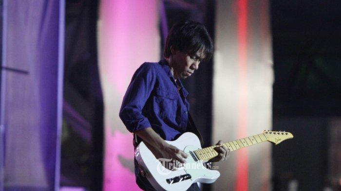 Penampilan-gitaris-Sheila-On-7-SO7-Eross-saat-memuaskan-Sheila-Gank.jpg