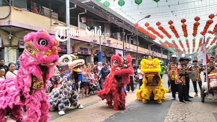 Penampilan-kesenian-barongsai-oleh-kelompok-Macan-Putih-di-depan-Klenteng-Tien-Kok-Sie.jpg