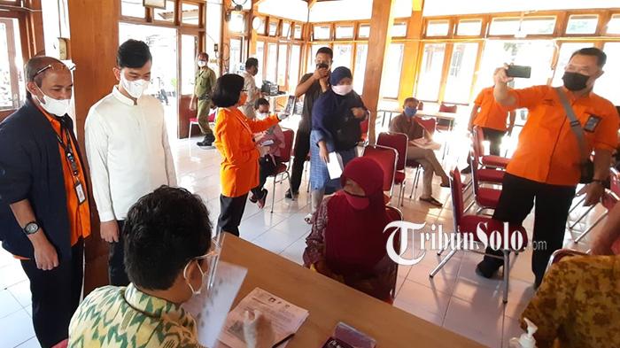 Kenapa Penerima BLT Migor dan BPNT di Solo Langsung Jalani Vaksin Booster? Ini Penjelasan Gibran