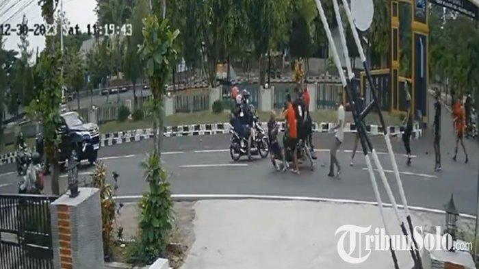 Pengeroyokan-oleh-oknum-TNI-di-depan-Markas-Yonif-408-Sbh-Kompi-B-Boyolali.jpg