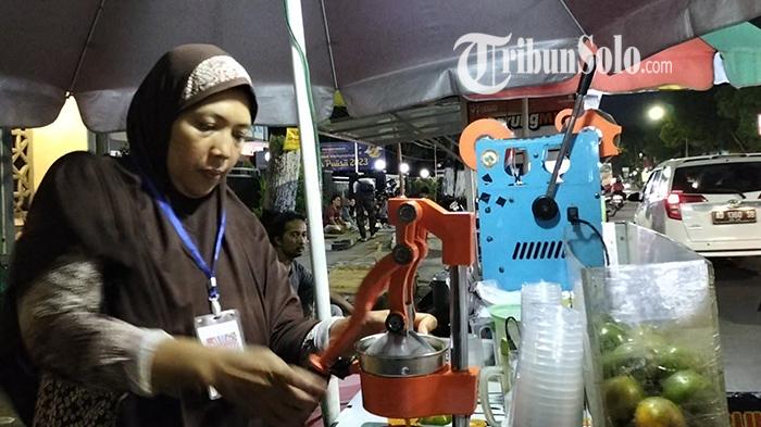 Penjual-es-jeruk-peras-di-Pasar-Ramadan-Masjid-Raya-Al-Falah-Sragen-Ra.jpg