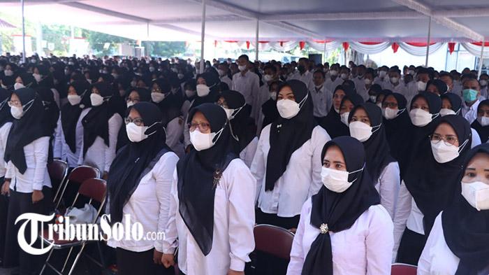 Penyerahan-SK-PPPK-kepada-ribuan-guru-tidak-tetap-di-Wonogiri-Senin-2762022.jpg