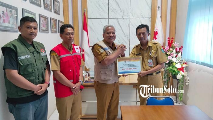 Penyerahan-bantuan-kemanusian-Pemkab-Karanganyar-melalui-PMI-Karanganyar.jpg