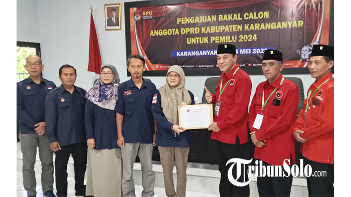 Penyerahan-berkas-Bacaleg-PDI-P-ke-KPU-Karanganyar.jpg