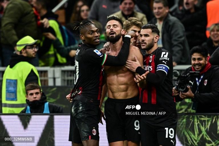 Penyerang-AC-Milan-Olivier-Giroud-berselebrasi-dengan-mencopot-jerseynya.jpg