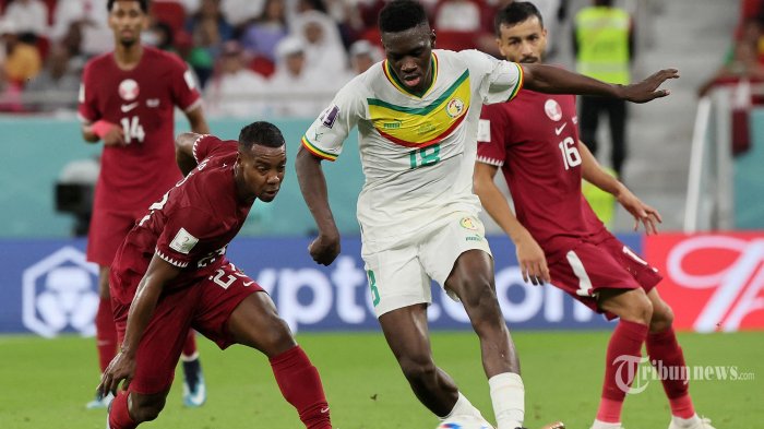 Penyerang-Senegal-Ismaila-Sarr-Tengah-mengontrol-bola.jpg