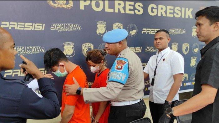 Penyidik-Polres-Gresik-menghadirkan-dua.jpg