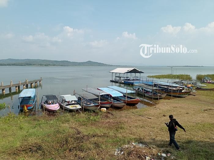 Perahu-wisata-yang-bersandar-di-tepi-Waduk-Gajah-Mungkur-Wonogiri.jpg