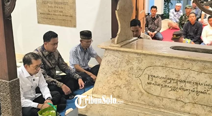 Peresmian-pemugaran-Kompleks-Makam-Ronggowarsito-di-Desa-Palar.jpg