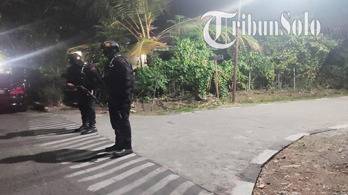 Personel-Brimob-bersenjata-lengkap-masih-berjaga-di-kawasan-ledakan-di-Asr-asrama-polisi.jpg