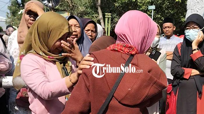 Pertemuan-Titik-Wahyuni-dengan-ibunya-Sriyatun-yang-baru-tibausai-menjalankan-ibadah-haji.jpg