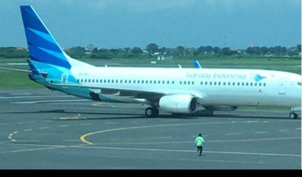 Pesawat-garuda-saat-akan-take-off-bagasi-belum-ditutup.jpg