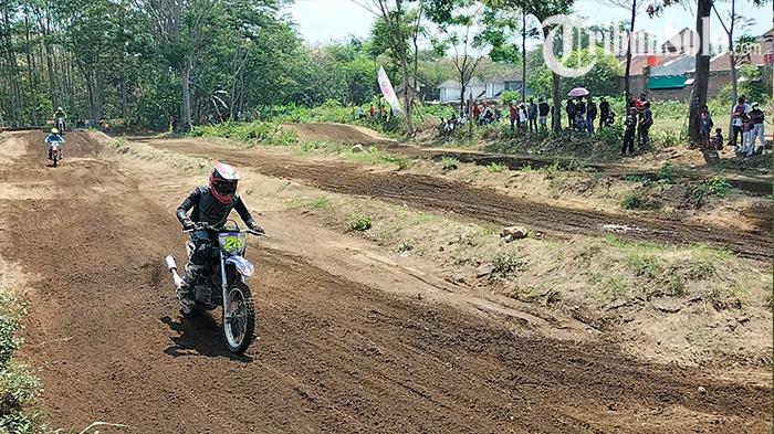 Peserta-Grasstrack-beradu-cepat-di-sirkuit-Gatak-Mojosongo-Boyolali-Minggu-17122023.jpg