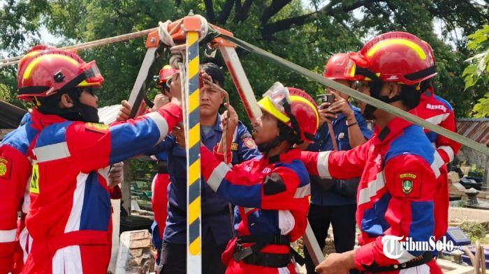 Melihat Teknik Vertical Rescue yang Dilakukan Damkar Solo saat Bantu Pemakaman Warga Berbobot 208 Kg