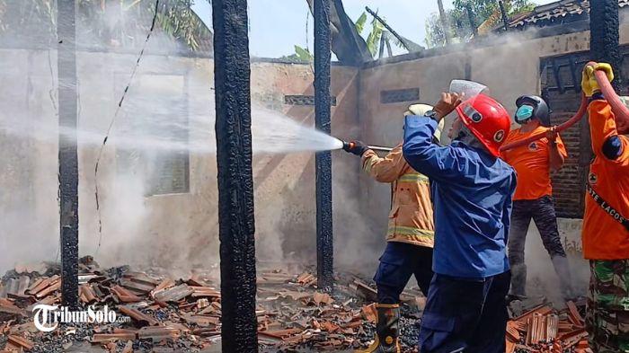 Petugas-Pemadam-Kebakaran-Damkar-Sragen-memadamkan-api-yang-menghanguskan-rumah-2.jpg