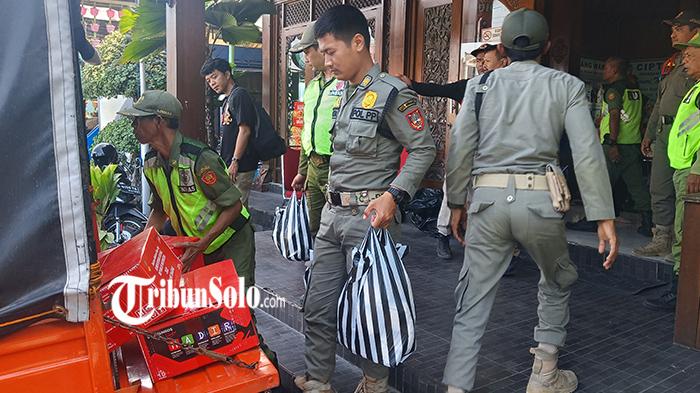 Petugas-di-Dapur-Umum-di-Kantor-Kelurahan-Mojosongo-saat-akan-menyalurkan-bantuan-makanan.jpg