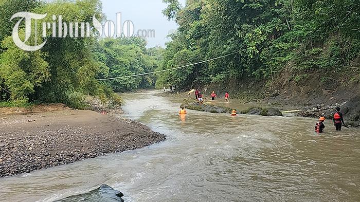 Petugas-menyisir-Sungai-Serang-untuk-mencari-keberdaan-anak-kembar-yang.jpg