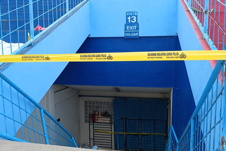 Pintu-keluar-tribun-13-Stadion-Kanjuruhan.jpg