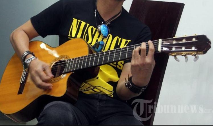 Piyu-Padi-bermain-gitar-saat-ditemui-di-Jakarta.jpg