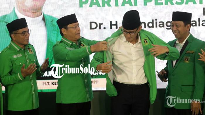 Plt-Ketum-PPP-Mardiono-memakaikan-jaket-partai-kepada-Sandiaga-Salahuddin-Uno-di-Kantor-DPP-PPP.jpg