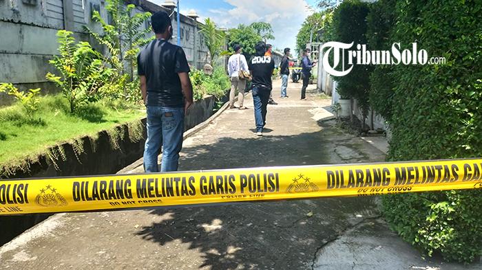 Polisi-melakukan-penggeledahan.jpg