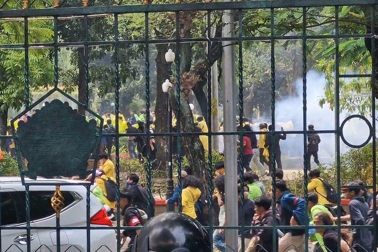 Polisi-menembakkan-gas-air-mata-dan-water-canon.jpg