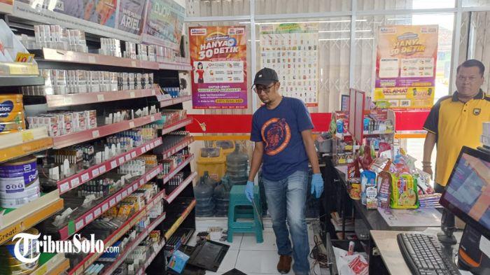 Polisi-mengecek-lokasi-sebuah-minimarket.jpg