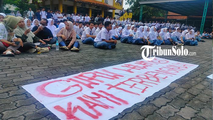 Potret-SMKN-2-Solo-saat-melakukan-demo-di-halaman-sekolahnya-Senin-322024-kemarin.jpg