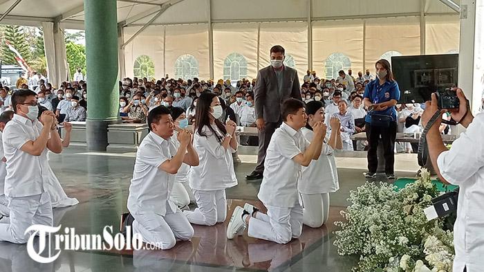 Potret-anak-anak-dan-keluarga-ketika-memberikan-penghormatan-terakhir-kepada-Susyana-Lukminto.jpg