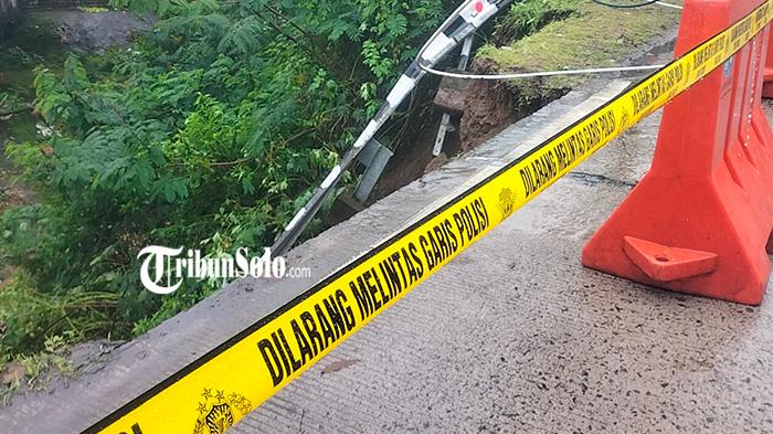 Potret-bahu-jalan-Solo-Selo-Borobudur-yang-longsor-di-Jurang-Grawah-DesaKecamatan-Cepogo.jpg