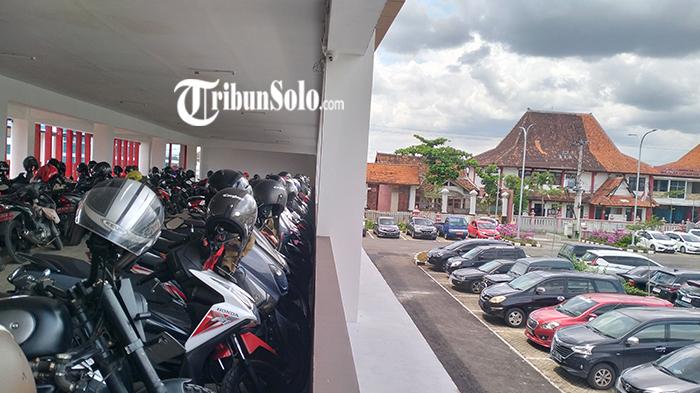 Potret-gedung-parkir-dan-taman-plaza-di-lingkungan-Pemkab-Sukoharjo-yang-dalam-tahap-uji-coba.jpg