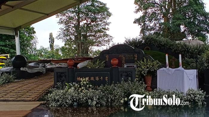 Potret-kompleks-makam-Susyana-dan-Lukminto-di-Shri-Garden-Delingan-Karanganyar.jpg