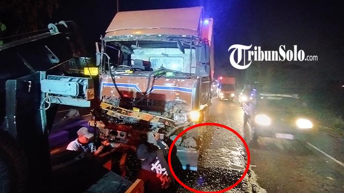 Potret-ringseknya-truk-tronton-yang-menabrak-truk-boks-di-Ceper-Klaten-Kamis-7112024-malam.jpg